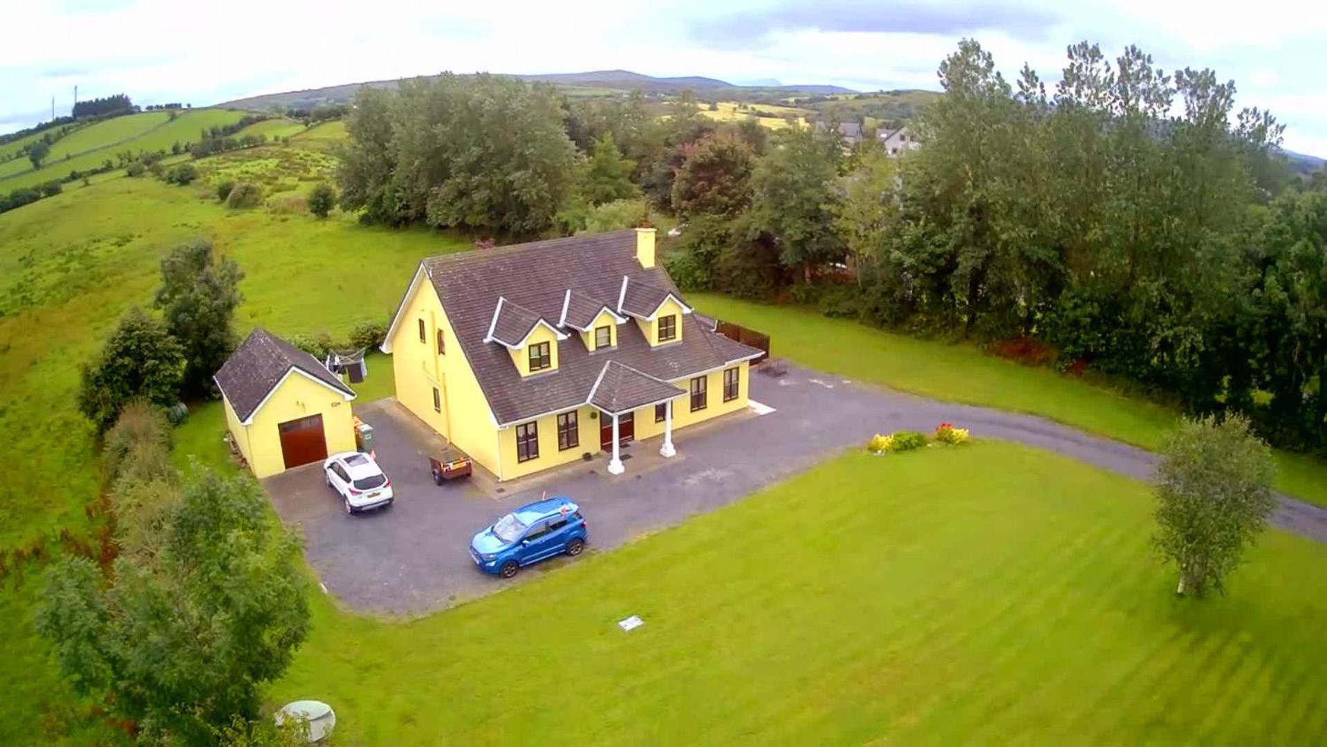 Yellow House Westport Exterior photo